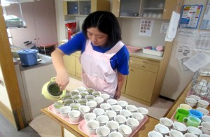 障害者支援施設にて、水分補給の準備中です。