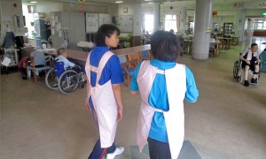 介護老人保健施設にて、実習指導者から丁寧なご指導中です。